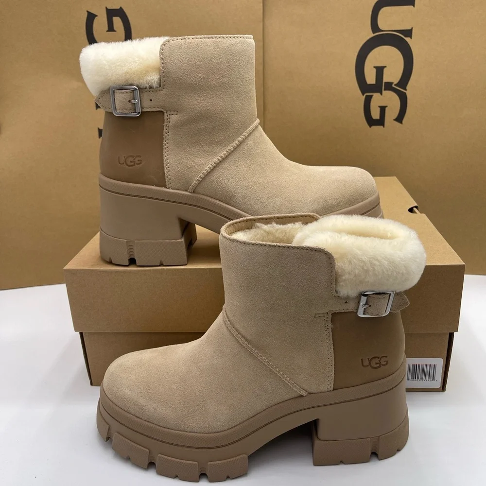 UGG Women's W BROOKLYN BUCKLE PLATFORM HIGH HEELS BOOTS SAND Tan Ankle Boots